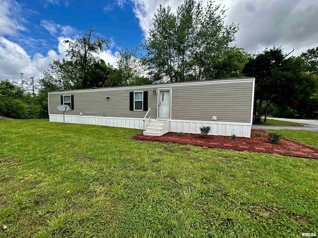 806 Boyd St, Eldorado, IL 62930 - manufactured / mobile home with entry steps and a front lawn
