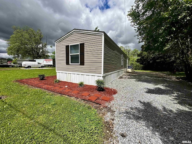 806 Boyd St, Eldorado, IL 62930 - view of side of property with a yard