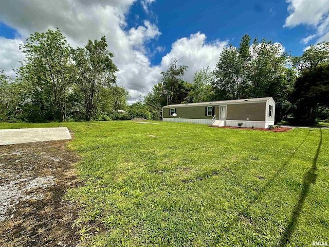 806 Boyd St, Eldorado, IL 62930 - view of green lawn with view of wooded area