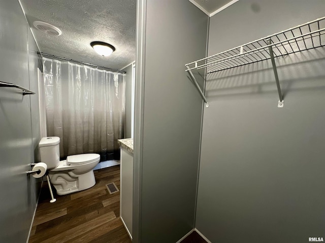 806 Boyd St, Eldorado, IL 62930 - spacious closet with dark wood-style flooring
