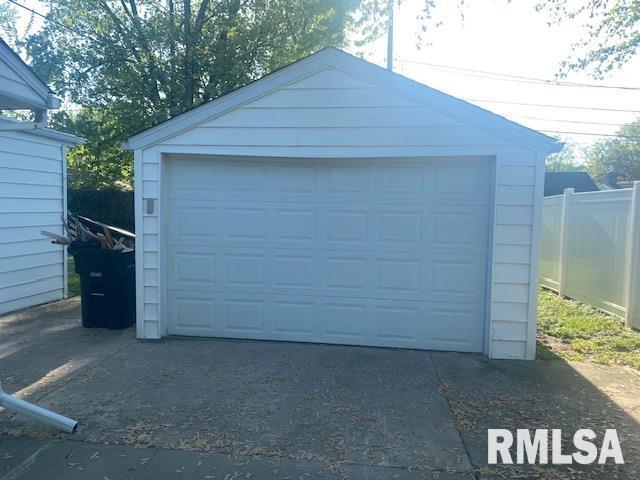 2712 30th St, Rock Island, IL 61201 - detached garage with fence