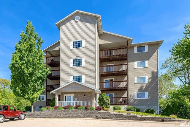 view of apartment building / complex