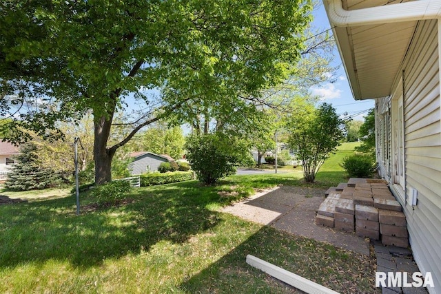 view of green lawn