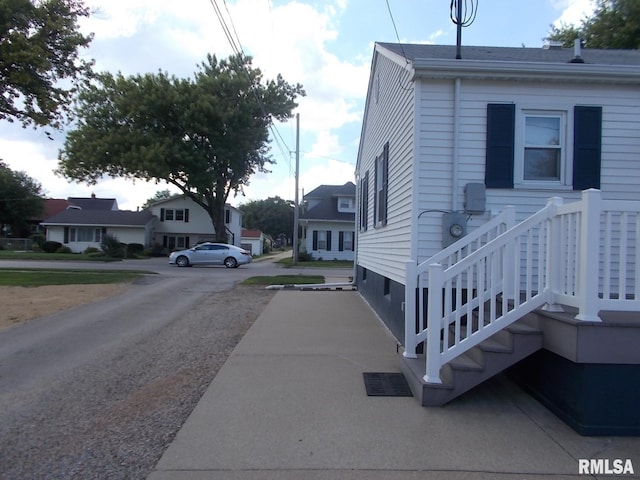 615 N 4th St, Clinton, IA 52732 - view of side of home