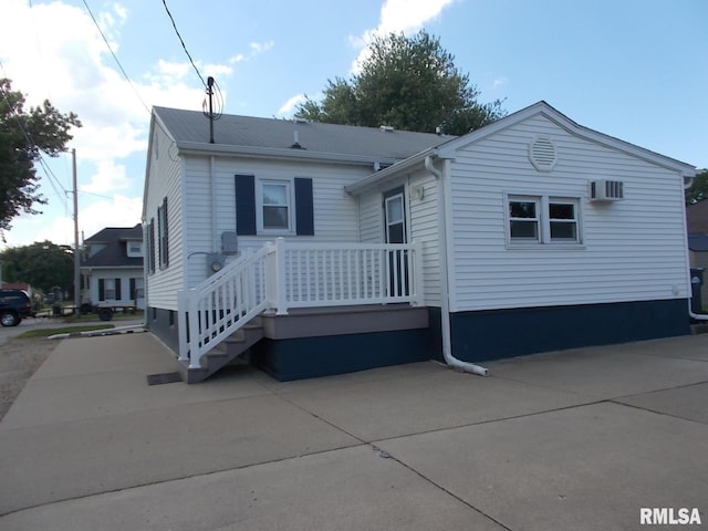 615 N 4th St, Clinton, IA 52732 - back of house with a wall unit AC
