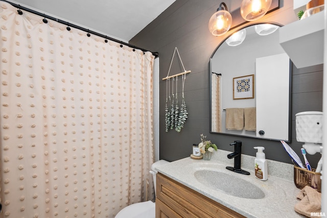 full bathroom with toilet, vanity, and a shower with shower curtain