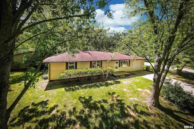 1401 Thomas St, Carterville, IL 62918 - single story home featuring a garage, a front yard, and driveway