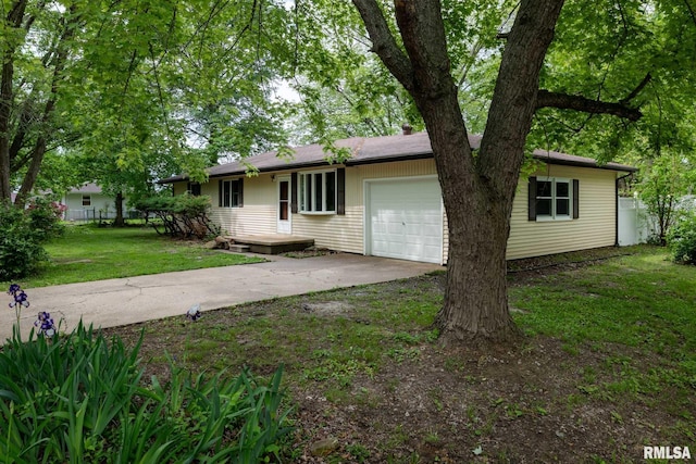 1401 Thomas St, Carterville, IL 62918 - single story home featuring driveway and a garage