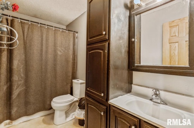 full bath featuring toilet, vanity, a textured ceiling, and curtained shower