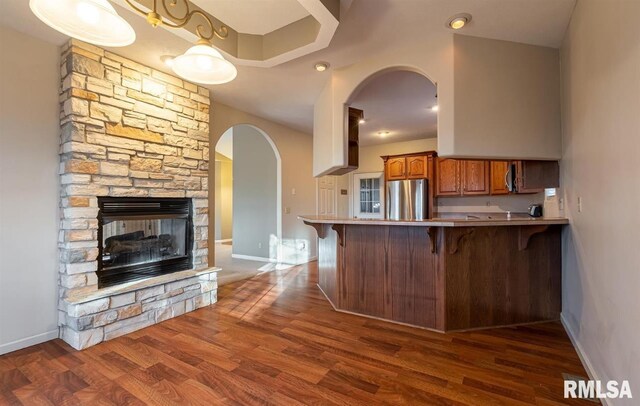 2505 Joel Dr, Herrin, IL 62948 - kitchen with appliances with stainless steel finishes, arched walkways, a breakfast bar area, a peninsula, and baseboards