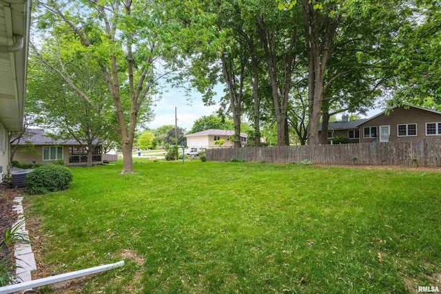 3816 Woodland Ct, Davenport, IA 52807 - view of yard