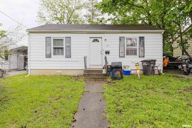 view of front of property featuring a front lawn, roof with shingles, and crawl space