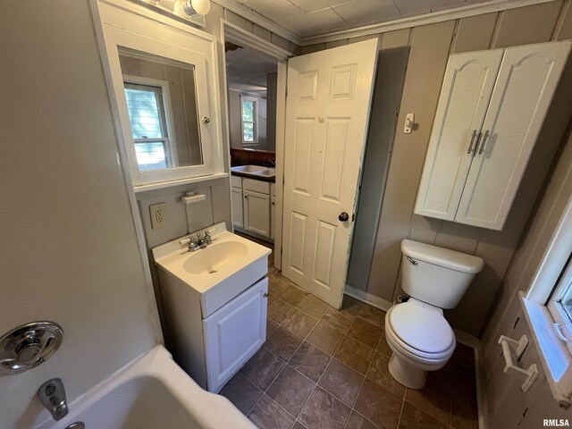 1935 12th Ave, Moline, IL 61265 - bathroom with toilet, a bathtub, and vanity