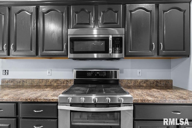 3217 Arlington Cir, Davenport, IA 52803 - kitchen with stainless steel appliances and dark countertops