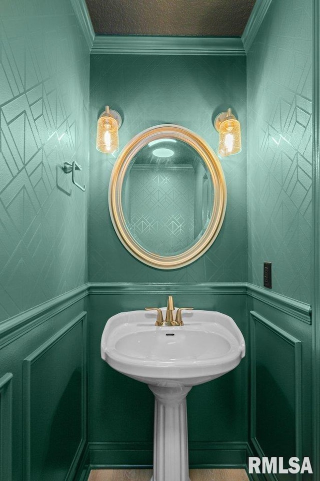 3217 Arlington Cir, Davenport, IA 52803 - bathroom featuring ornamental molding