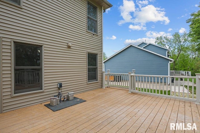 3217 Arlington Cir, Davenport, IA 52803 - view of wooden deck