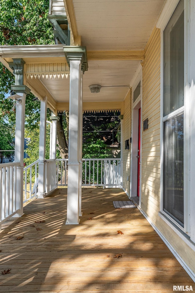 232 E 13th St, Davenport, IA 52803 - deck with a porch