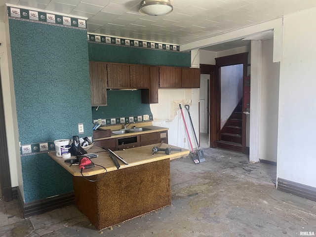 kitchen featuring a sink and a peninsula