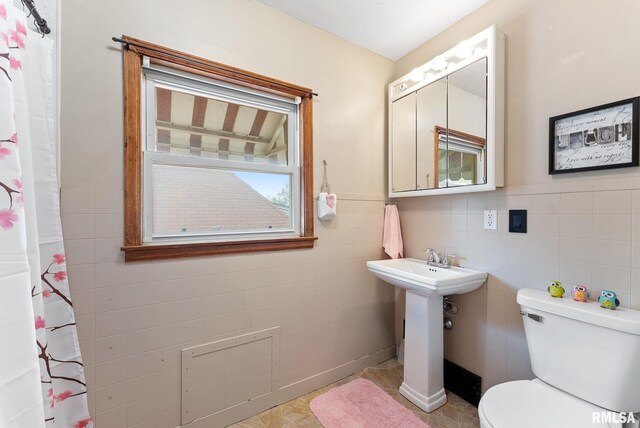 101 N Ridge St, Cambridge, IL 61238 - full bathroom featuring toilet, tile walls, a sink, and a shower with curtain