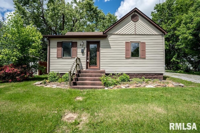 613 N 29th St, Herrin, IL 62948 - view of front facade featuring entry steps and a front lawn