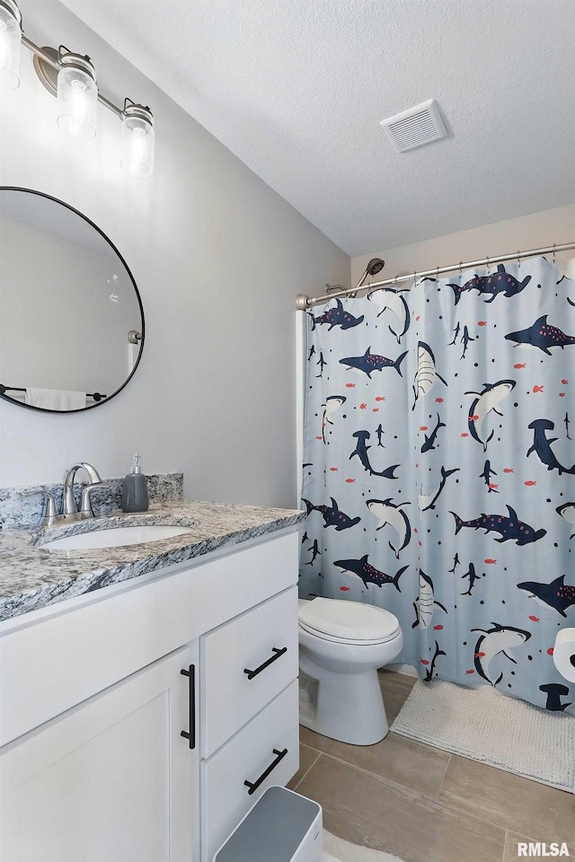 4625 W 11th St, Davenport, IA 52804 - full bathroom featuring vanity, tile patterned flooring, toilet, a textured ceiling, and curtained shower