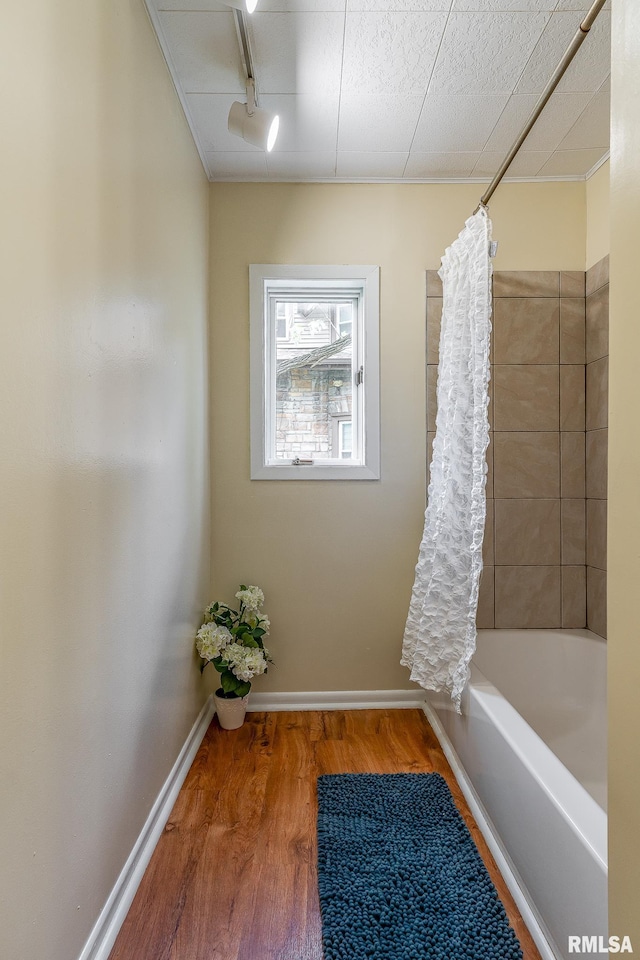 534 Lincoln Ct, Davenport, IA 52804 - bathroom with wood finished floors, baseboards, and shower / bath combo