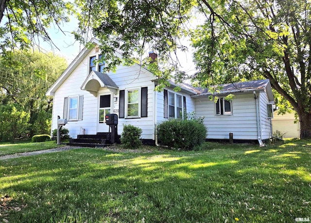 620 NW 2nd Ave, Aledo, IL 61231 - bungalow-style house with a front yard and a chimney