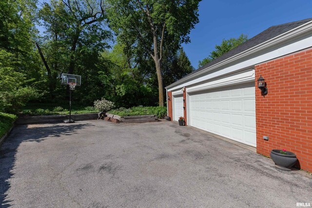 1220 38th Avenue Ct, Rock Island, IL 61201 - garage featuring driveway