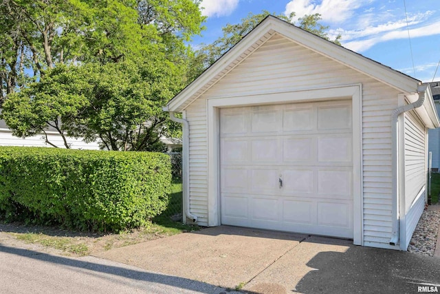 2544 E St, Davenport, IA 52803 - detached garage with driveway
