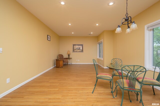 dining space with recessed lighting, light wood finished floors, and baseboards