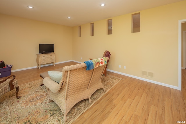 living area featuring wood finished floors, recessed lighting, and baseboards
