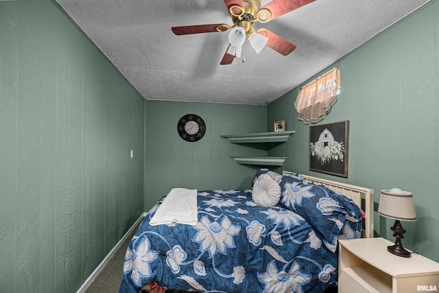 2512 W 45th St, Davenport, IA 52806 - bedroom with a textured ceiling, carpet, and ceiling fan