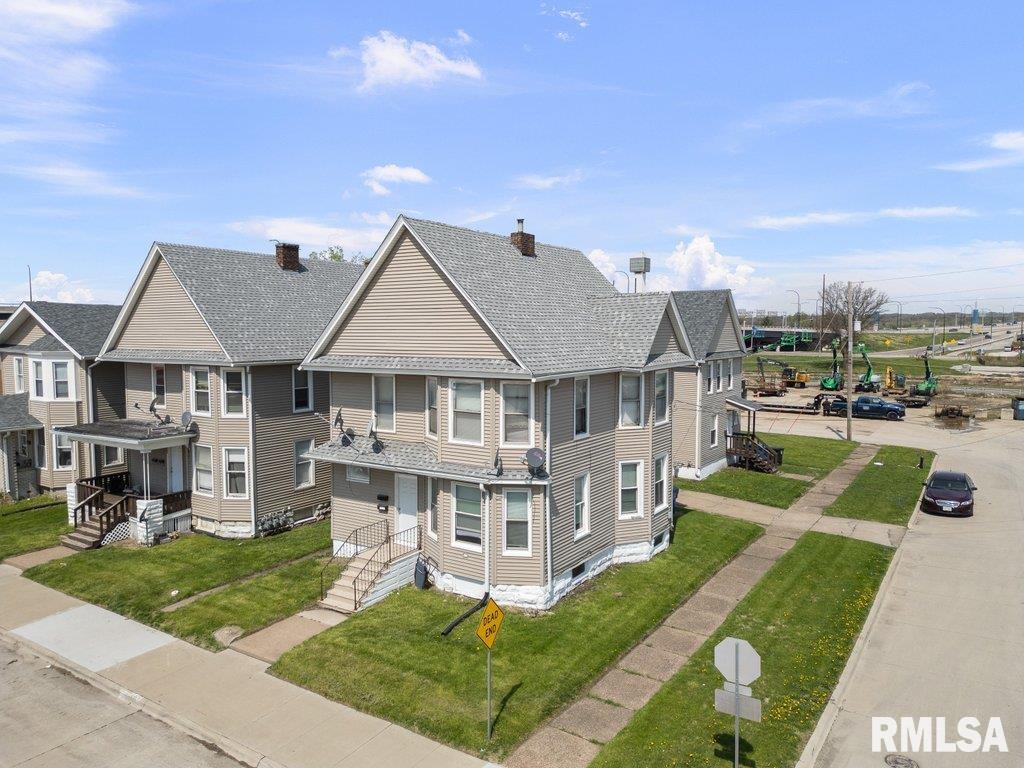2127 5th Ave, Moline, IL 61265 - view of front facade with a chimney and a front lawn