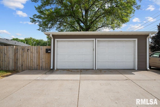 3430 W Locust St, Davenport, IA 52804 - detached garage with fence