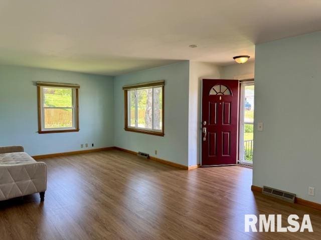 1003 16th Ave N, Clinton, IA 52732 - foyer entrance with wood finished floors and baseboards