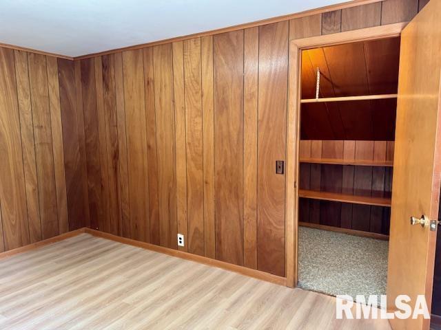 1003 16th Ave N, Clinton, IA 52732 - view of closet