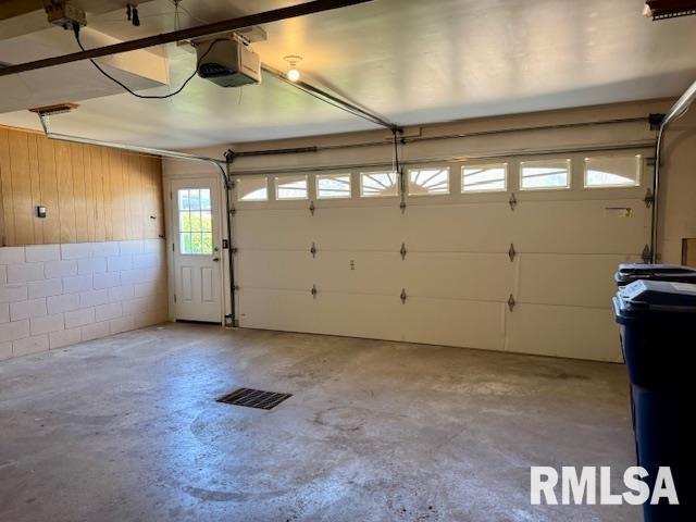 1003 16th Ave N, Clinton, IA 52732 - garage featuring a garage door opener