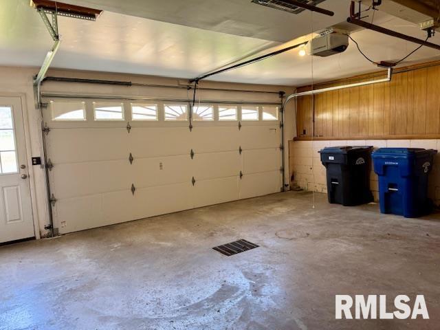 1003 16th Ave N, Clinton, IA 52732 - garage featuring a garage door opener