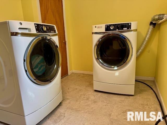 1003 16th Ave N, Clinton, IA 52732 - clothes washing area with washer and dryer and baseboards