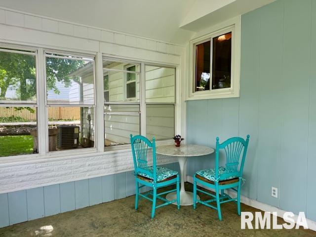 1003 16th Ave N, Clinton, IA 52732 - sunroom featuring outdoor dining area