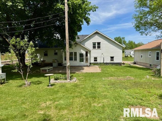 1003 16th Ave N, Clinton, IA 52732 - back of property featuring a patio area and a lawn