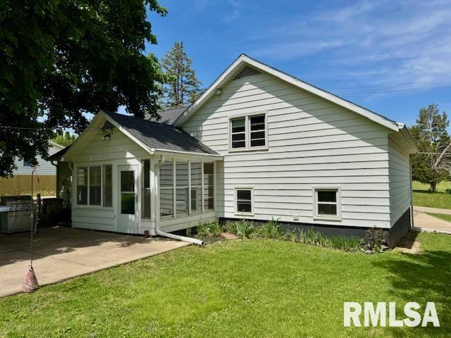1003 16th Ave N, Clinton, IA 52732 - back of house with a patio and a lawn