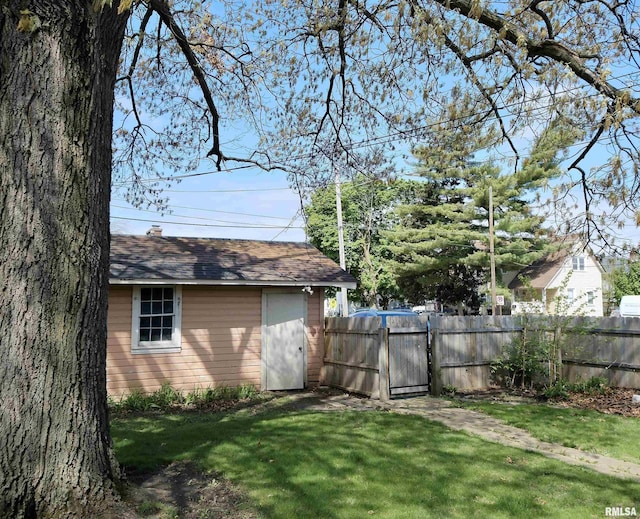 view of yard with a gate and an outdoor structure