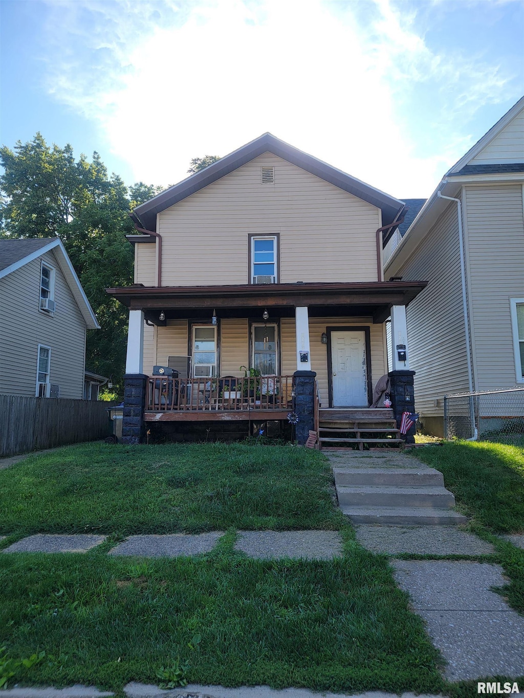 1213 Ripley St, Davenport, IA 52803 - view of front of house with a porch