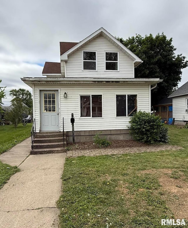 237 1st Ave, Clinton, IA 52732 - view of front of house featuring entry steps and a front lawn