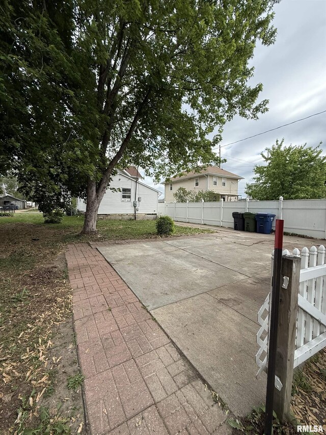 237 1st Ave, Clinton, IA 52732 - view of patio / terrace with fence