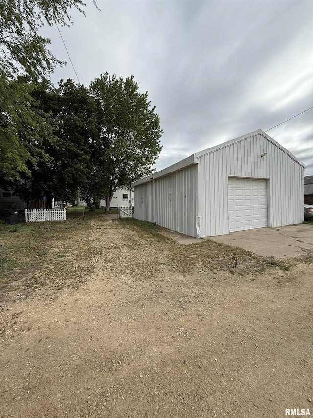 237 1st Ave, Clinton, IA 52732 - view of outbuilding with fence and an outdoor structure