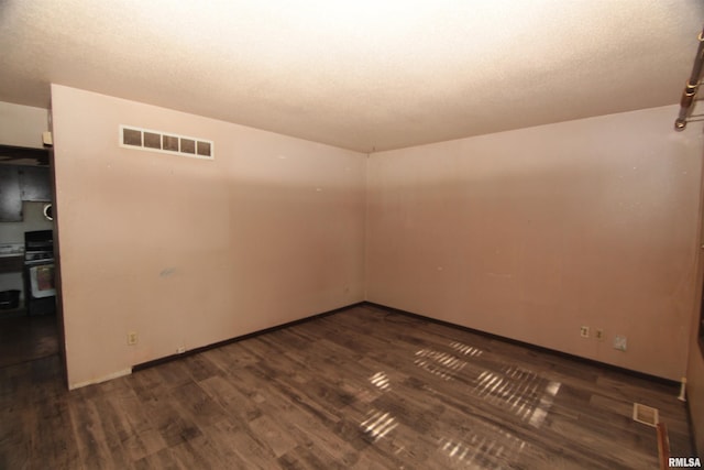 2630 N Concord St, Davenport, IA 52804 - unfurnished room featuring wood finished floors, baseboards, and a textured ceiling