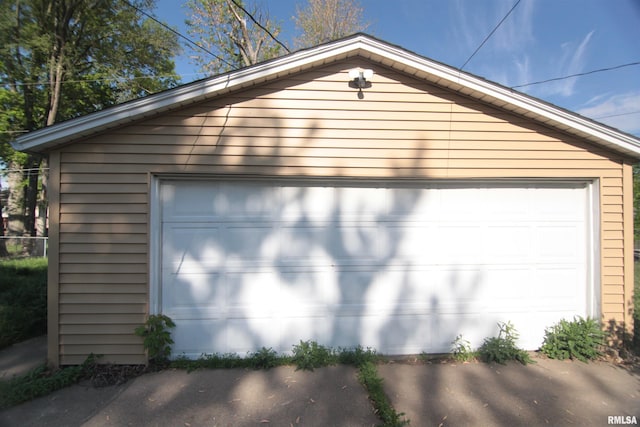 2630 N Concord St, Davenport, IA 52804 - view of detached garage