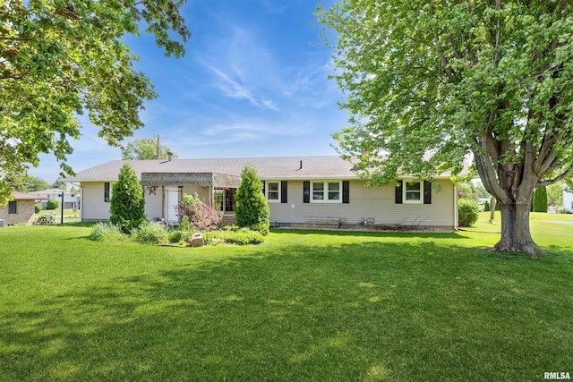 single story home featuring a front yard
